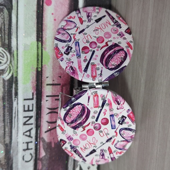 Makeup-themed Compact Mirror - Picture 2 of 2